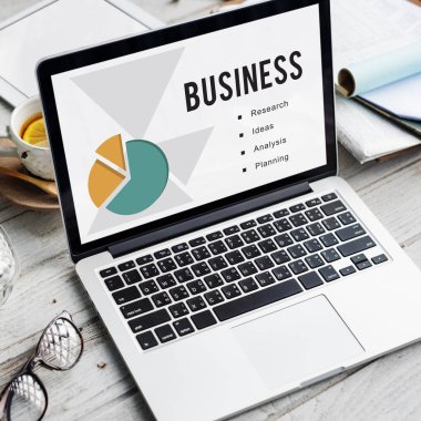 Çalışma Masası üstünde laptop