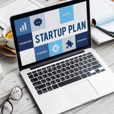 Çalışma Masası üstünde laptop