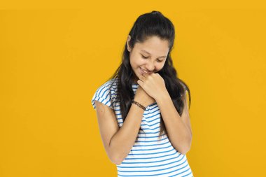 Kız stüdyoda poz veriyor. 