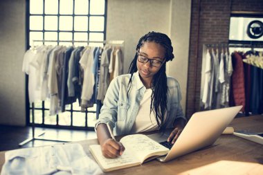 moda deposunda çalışan kadın