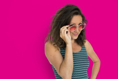 kadın güneş gözlüğü ayarlama