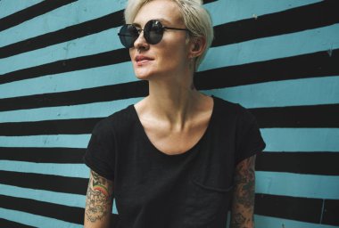 Tattooes ile şık kadın