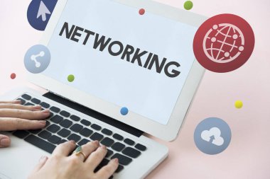 Dizüstü bilgisayarda çalışan kadın