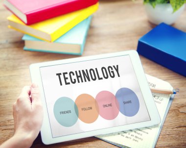 kişi holding dijital tablet