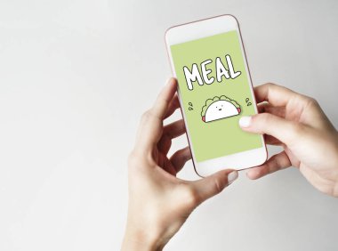 Cep telefonu ellerinde.