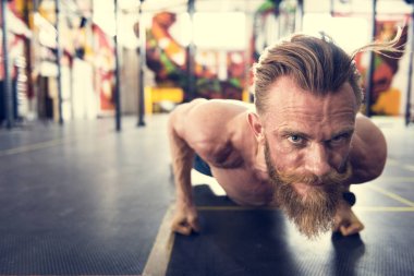 Şınav çeken adam.