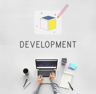 Dizüstü bilgisayarda çalışan kişi