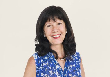 Olgun gülümseyen kadın