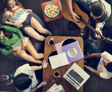 Çeşitli gençler iyi eğlenceler