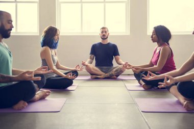 Yoga, meditasyon yapan insanlar 