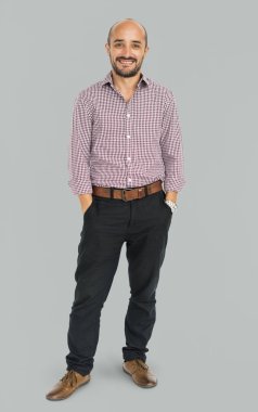  stüdyoda gülümseyen adam