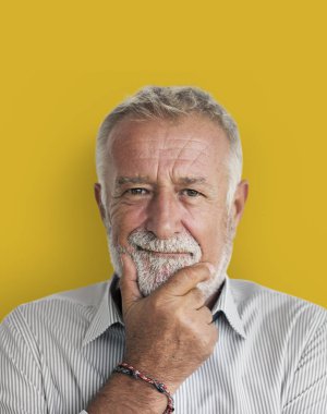 ihtiyar bir adamın gülümseyen