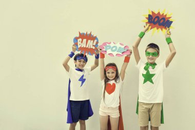 Süper kahramanlar çocuk kabarcıklar çizgi holding