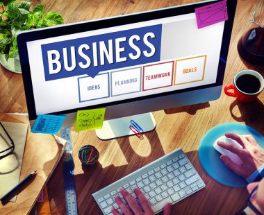 İşyeri masada bilgisayar kullanan adam