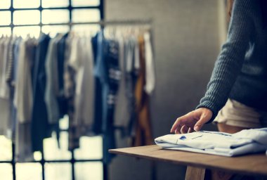 moda deposunda çalışan kadın