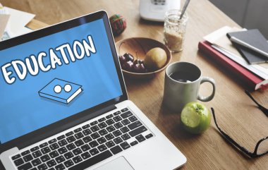 Çalışma Masası üstünde laptop