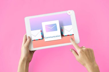 insan elinden tutarak dijital tablet