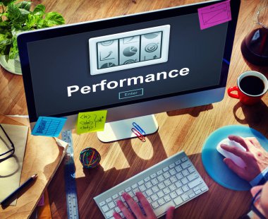 İşyeri masada bilgisayar kullanan adam