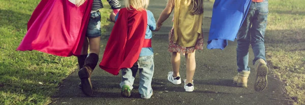 Kinder in Superhelden-Kostümen — Stockfoto