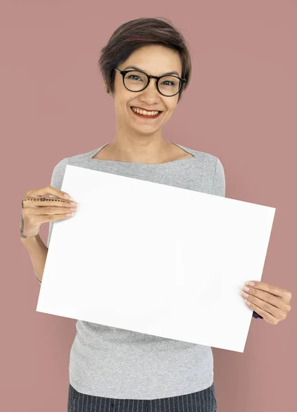 Vrouw bedrijf papier leeg — Stockfoto