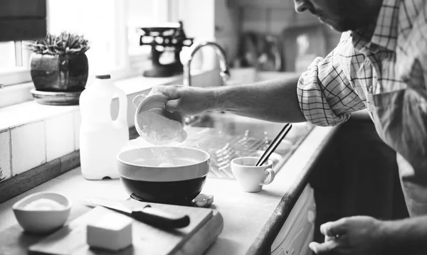 Man Mixing Butter para pastelaria — Fotografia de Stock