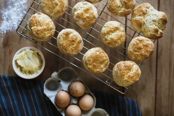 Köksbord med bageri och ägg — Stockfoto