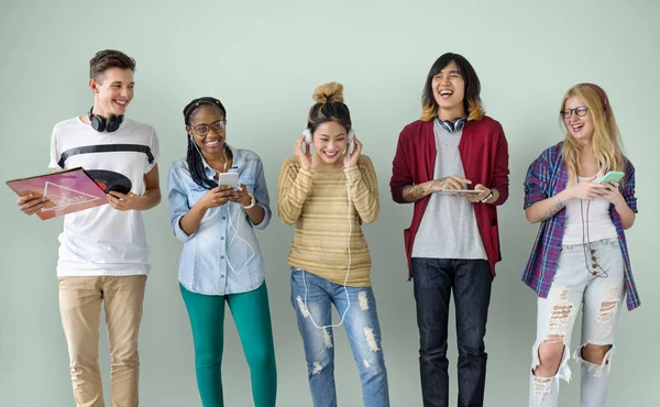 Schüler nutzen digitale Geräte — Stockfoto