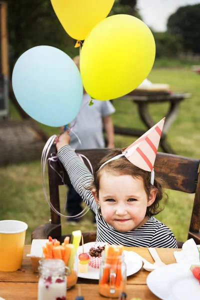 Niño feliz en la fiesta de cumpleaños — Foto de Stock