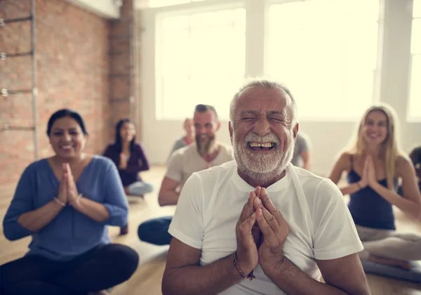 Gente haciendo joga — Foto de Stock