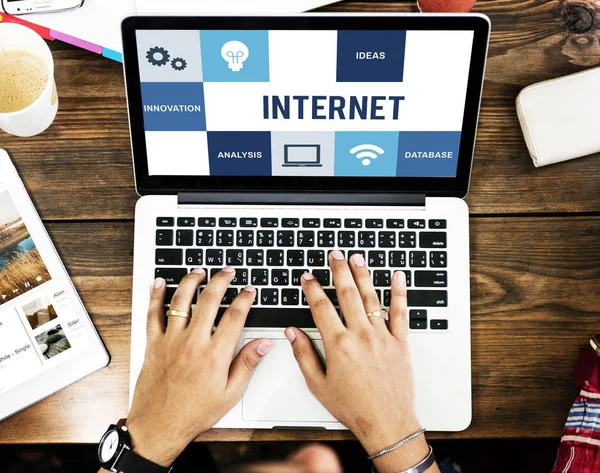 klavyede yazarak kişi eller