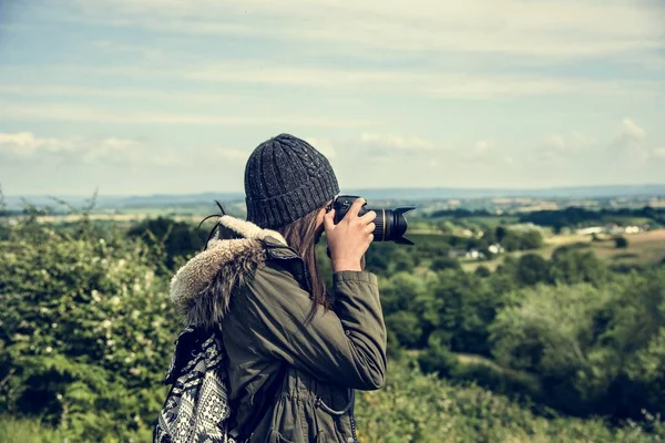 Mujer joven con cámara fotográfica — Foto de Stock