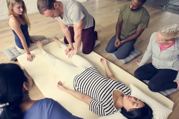 İnsanlar masaj yapmak eğitim