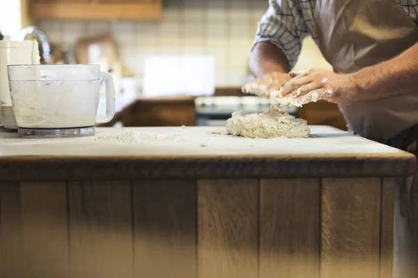Hombre preparando masa para pasteles —  Fotos de Stock