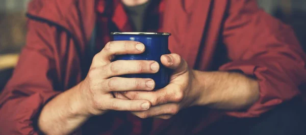 Man holding mug with hot beverage — Stock Photo, Image