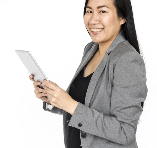 Donna d'affari utilizzando tablet digitale — Foto Stock