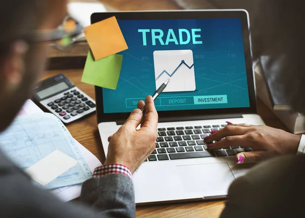 Dizüstü bilgisayarda çalışan iş adamları