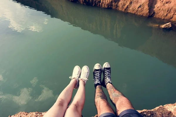 Couple Sitting on Cliff — Stock Photo, Image