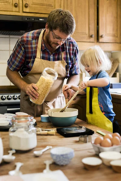 Far och son bakning tillsammans — Stockfoto