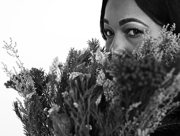 Femme africaine avec bouquet — Photo