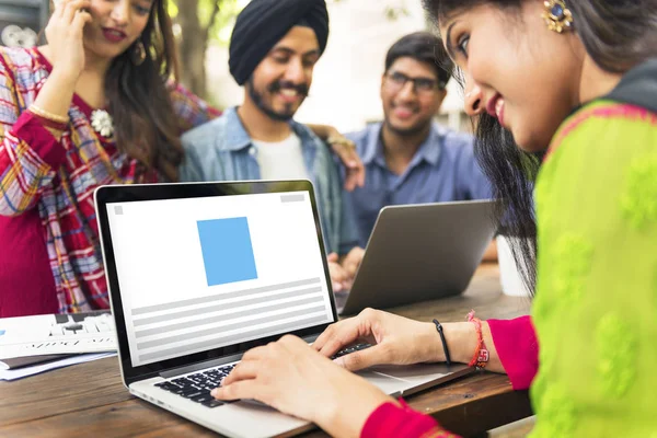 Estudiantes indios estudiando al aire libre — Foto de Stock