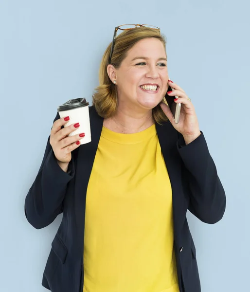 Mulher falando ao telefone — Fotografia de Stock