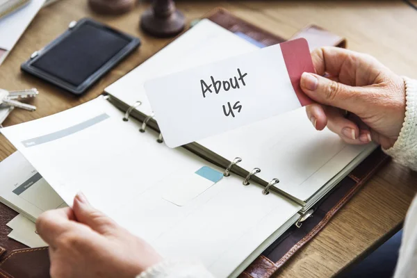 Persona anziana che tiene nota del promemoria — Foto Stock