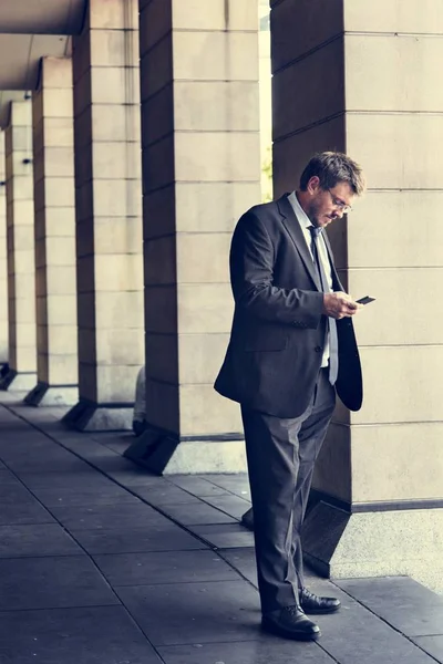 Homem de negócios usando smartphone — Fotografia de Stock