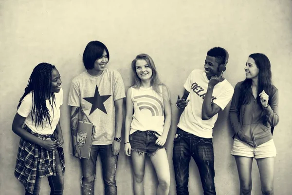 Teenagers have fun together — Stock Photo, Image