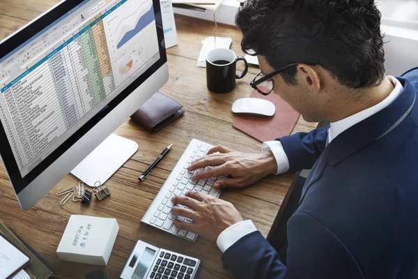 Affärsman i kostym med hjälp av dator — Stockfoto