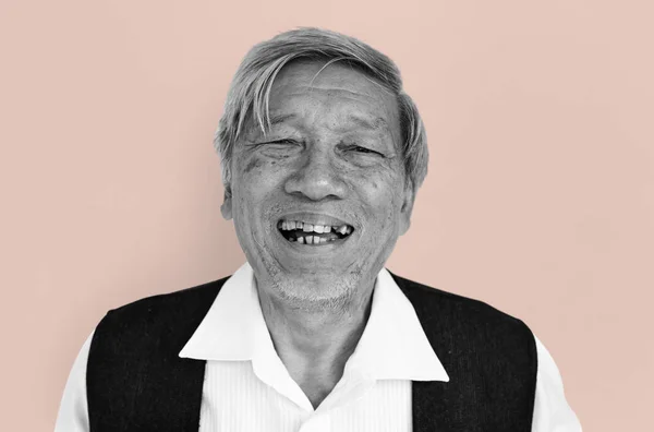 Lächelnder Senior asiatischer Mann — Stockfoto