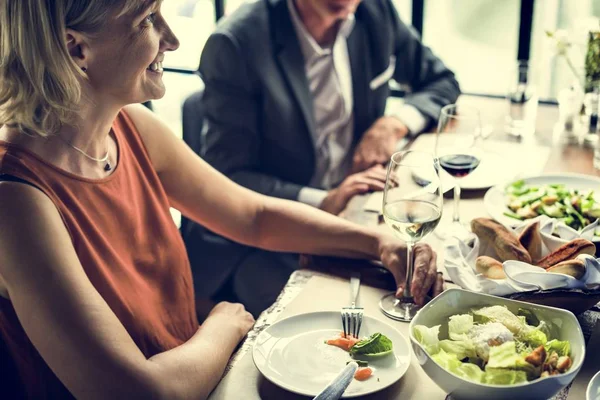 Gente Comer en restaurante — Foto de Stock