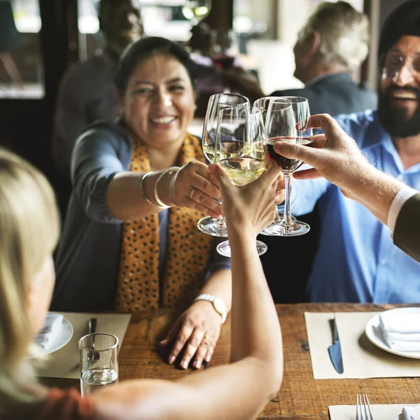 Pessoas Jantar e beber álcool — Fotografia de Stock