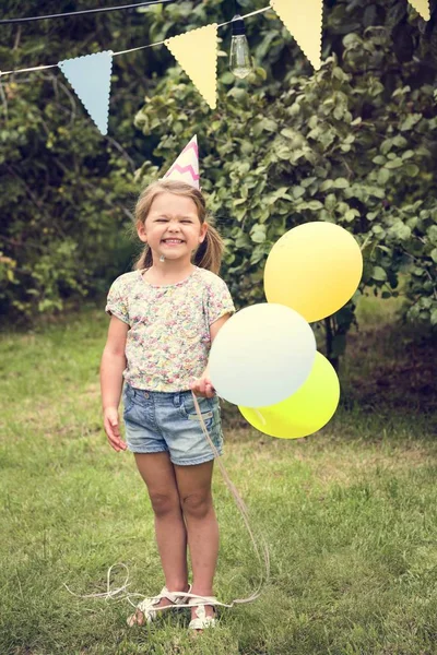 Счастливый малыш на день рождения — стоковое фото