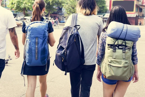 Молодые друзья путешественники с рюкзаками — стоковое фото